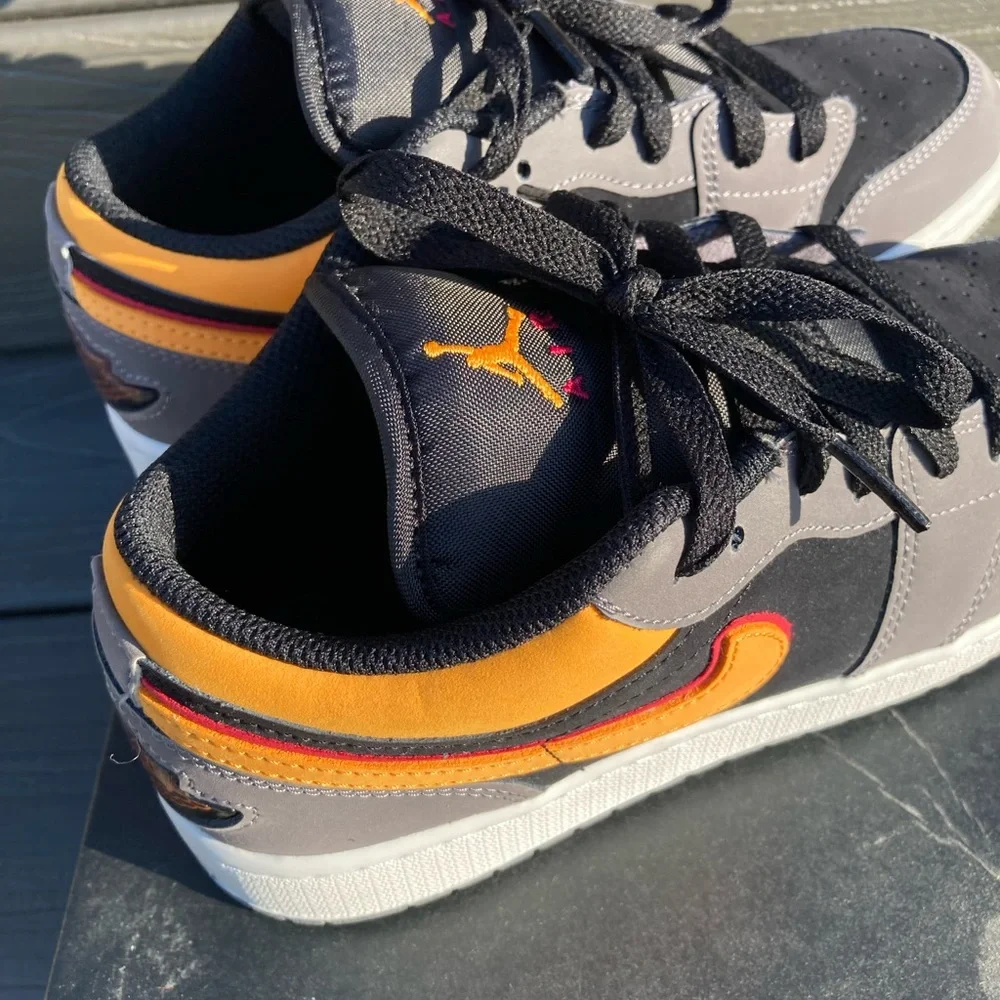 Jordan 1s - Picture 4 of 12